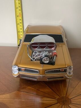 LOOK 2002 MUSCLE MACHINES 66 GTO  SCALE  1/18 DIECAST GOLD CAR